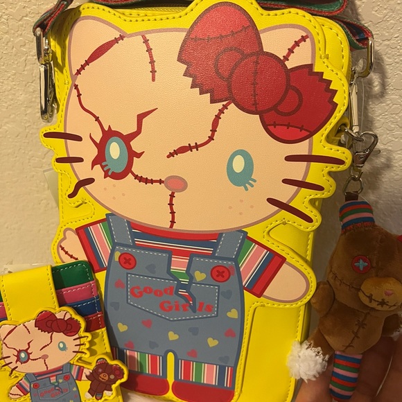 Universal Studios Hello Kitty Chucky Crossbody Bag & Hello Kitty Cardholder - Picture 3 of 10